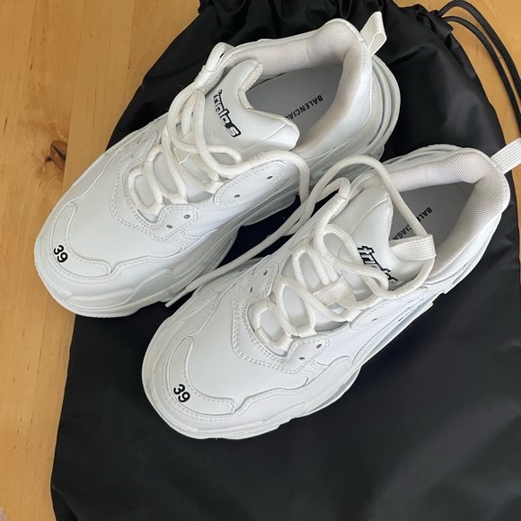 Womens Balenciaga Sneakers. - Picture 8 of 9